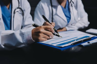 Profesyonel doktorlardan oluşan bir ekip ofisinde toplantı yapıyor.