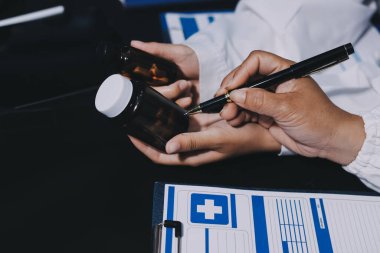 Profesyonel doktorlardan oluşan bir ekip ofisinde toplantı yapıyor.