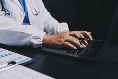 Profesyonel doktorlardan oluşan bir ekip ofisinde toplantı yapıyor.