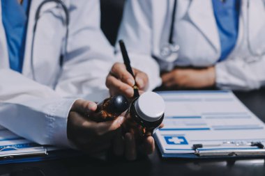 Profesyonel doktorlardan oluşan bir ekip ofisinde toplantı yapıyor.