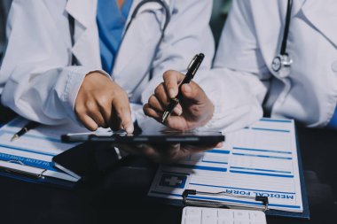 Profesyonel doktorlardan oluşan bir ekip ofisinde toplantı yapıyor.