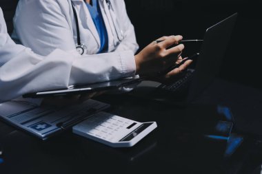 Profesyonel doktorlardan oluşan bir ekip ofisinde toplantı yapıyor.