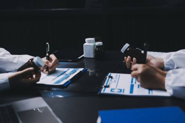 Profesyonel doktorlardan oluşan bir ekip ofisinde toplantı yapıyor.