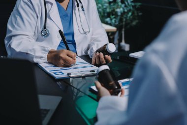 Profesyonel doktorlardan oluşan bir ekip ofisinde toplantı yapıyor.