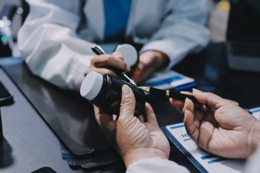 Profesyonel doktorlardan oluşan bir ekip ofisinde toplantı yapıyor.