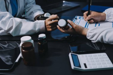 Profesyonel doktorlardan oluşan bir ekip ofisinde toplantı yapıyor.