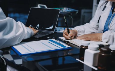 Profesyonel doktorlardan oluşan bir ekip ofisinde toplantı yapıyor.