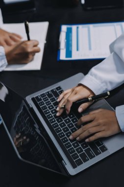 Profesyonel doktorlardan oluşan bir ekip ofisinde toplantı yapıyor.