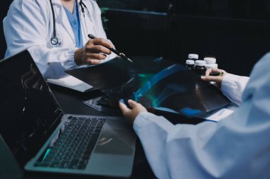 Profesyonel doktorlardan oluşan bir ekip ofisinde toplantı yapıyor.