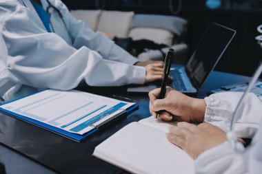 Profesyonel doktorlardan oluşan bir ekip ofisinde toplantı yapıyor.