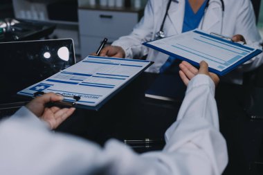 Profesyonel doktorlardan oluşan bir ekip ofisinde toplantı yapıyor.