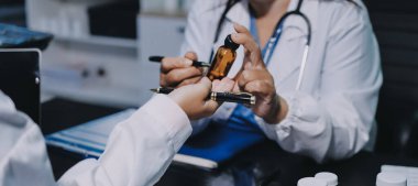 Profesyonel doktorlardan oluşan bir ekip ofisinde toplantı yapıyor.