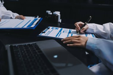 Profesyonel doktorlardan oluşan bir ekip ofisinde toplantı yapıyor.