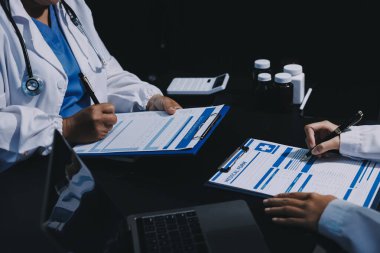 Profesyonel doktorlardan oluşan bir ekip ofisinde toplantı yapıyor.