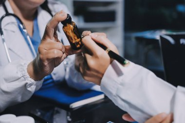 Profesyonel doktorlardan oluşan bir ekip ofisinde toplantı yapıyor.