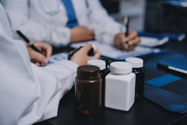 Profesyonel doktorlardan oluşan bir ekip ofisinde toplantı yapıyor.