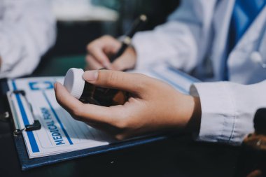 Profesyonel doktorlardan oluşan bir ekip ofisinde toplantı yapıyor.