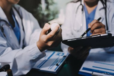 Profesyonel doktorlardan oluşan bir ekip ofisinde toplantı yapıyor.