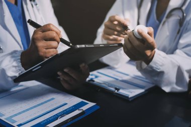 Profesyonel doktorlardan oluşan bir ekip ofisinde toplantı yapıyor.