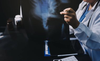 Profesyonel doktorlardan oluşan bir ekip ofisinde toplantı yapıyor.