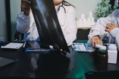 Profesyonel doktorlardan oluşan bir ekip ofisinde toplantı yapıyor.