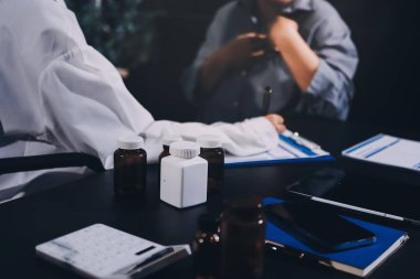 Doktor, hasta ve el bileğinde nabız var. Kan basıncı, sağlık veya hastanede danışmanlık için. Kadın tıp uzmanı, siyahi kadın veya klinikte sağlık hizmetleri, danışmanlık veya test için yardım eli