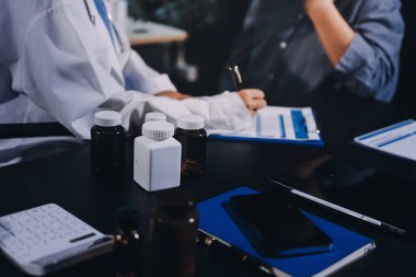 Doktor, hasta ve el bileğinde nabız var. Kan basıncı, sağlık veya hastanede danışmanlık için. Kadın tıp uzmanı, siyahi kadın veya klinikte sağlık hizmetleri, danışmanlık veya test için yardım eli