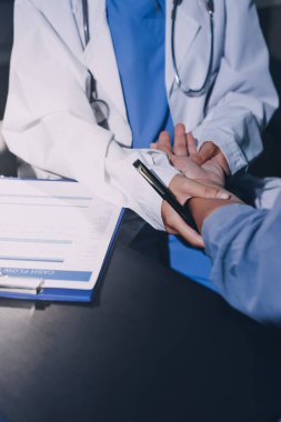 Doktor, hasta ve el bileğinde nabız var. Kan basıncı, sağlık veya hastanede danışmanlık için. Kadın tıp uzmanı, siyahi kadın veya klinikte sağlık hizmetleri, danışmanlık veya test için yardım eli