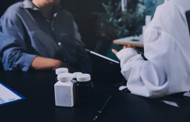 Doktor, hasta ve el bileğinde nabız var. Kan basıncı, sağlık veya hastanede danışmanlık için. Kadın tıp uzmanı, siyahi kadın veya klinikte sağlık hizmetleri, danışmanlık veya test için yardım eli