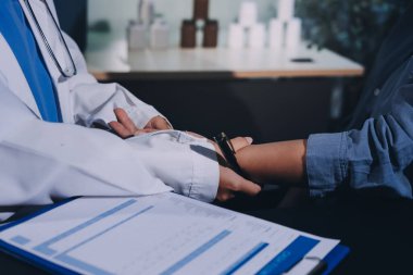 Doktor, hasta ve el bileğinde nabız var. Kan basıncı, sağlık veya hastanede danışmanlık için. Kadın tıp uzmanı, siyahi kadın veya klinikte sağlık hizmetleri, danışmanlık veya test için yardım eli