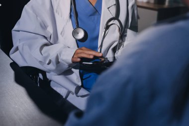 Doktor, hasta ve el bileğinde nabız var. Kan basıncı, sağlık veya hastanede danışmanlık için. Kadın tıp uzmanı, siyahi kadın veya klinikte sağlık hizmetleri, danışmanlık veya test için yardım eli