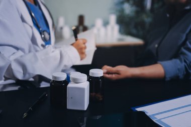 Doktor, hasta ve el bileğinde nabız var. Kan basıncı, sağlık veya hastanede danışmanlık için. Kadın tıp uzmanı, siyahi kadın veya klinikte sağlık hizmetleri, danışmanlık veya test için yardım eli