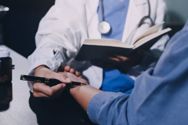 Doktor, hasta ve el bileğinde nabız var. Kan basıncı, sağlık veya hastanede danışmanlık için. Kadın tıp uzmanı, siyahi kadın veya klinikte sağlık hizmetleri, danışmanlık veya test için yardım eli