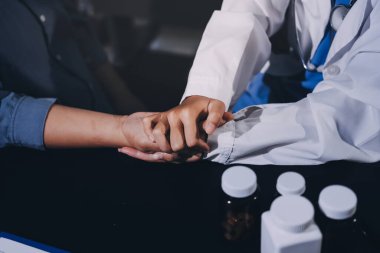 Kadın doktor ya da kadın sağlık personeli el ele tutuşarak, hastaya veya akrabalarına cesaret vererek, kadın sağlık görevlisi, doktor, terapist, tıp çalışanı kavramını benimsemiştir.