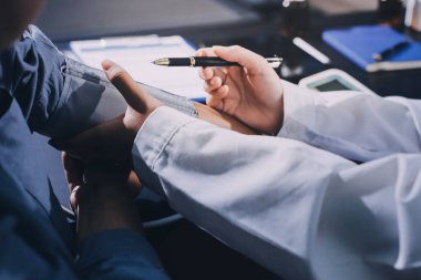 Doktorun kan basıncını ölçtüğü yakın plan.