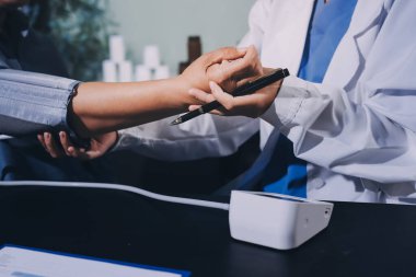 Doktorun kan basıncını ölçtüğü yakın plan.