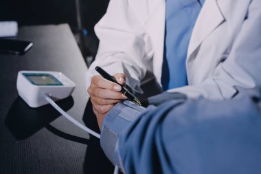 Doktorun kan basıncını ölçtüğü yakın plan.