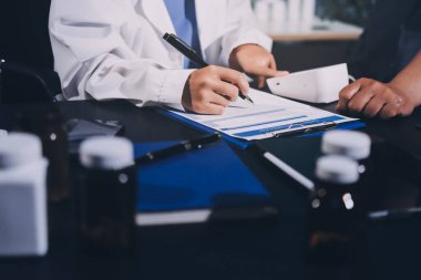 Doktorun kan basıncını ölçtüğü yakın plan.