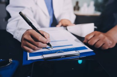 Doktorun kan basıncını ölçtüğü yakın plan.