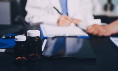 Doktorun kan basıncını ölçtüğü yakın plan.