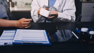 Doktorun kan basıncını ölçtüğü yakın plan.