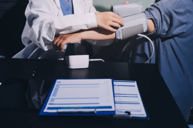 Doktorun kan basıncını ölçtüğü yakın plan.