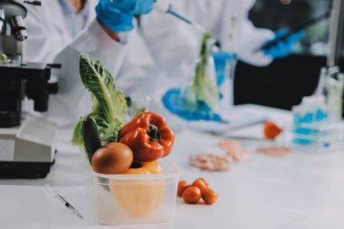 Yiyecek Tedarik Kimya Laboratuvarı. Laboratuvarda yiyecek, DNA modifiye edildi. Laboratuvarda genetik olarak değiştirilmiş gıdalar.