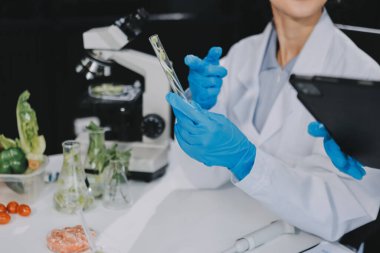 Yiyecek Tedarik Kimya Laboratuvarı. Laboratuvarda yiyecek, DNA modifiye edildi. Laboratuvarda genetik olarak değiştirilmiş gıdalar.