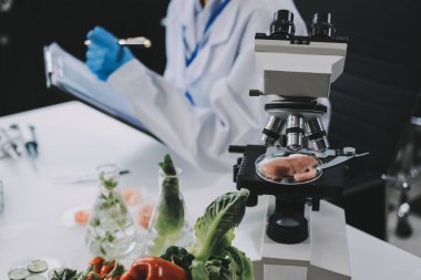 Yiyecek Tedarik Kimya Laboratuvarı. Laboratuvarda yiyecek, DNA modifiye edildi. Laboratuvarda genetik olarak değiştirilmiş gıdalar.