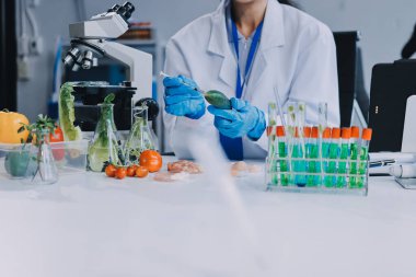 Yiyecek Tedarik Kimya Laboratuvarı. Laboratuvarda yiyecek, DNA modifiye edildi. Laboratuvarda genetik olarak değiştirilmiş gıdalar.