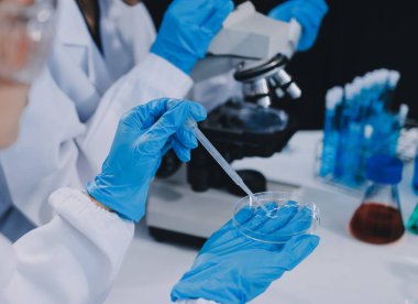 Klinik laboratuvarında çalışan araştırmacılar.