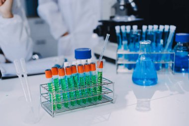 Klinik laboratuvarında çalışan araştırmacılar.
