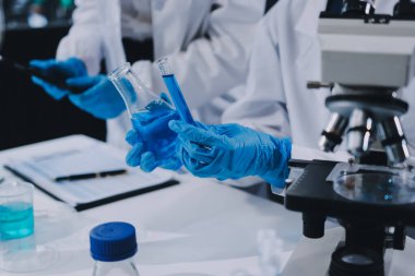 Klinik laboratuvarında çalışan araştırmacılar.