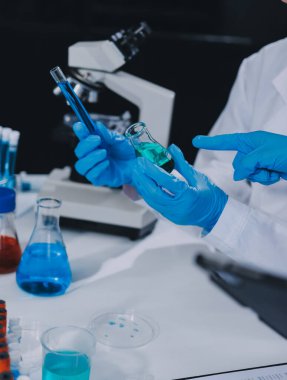 Klinik laboratuvarında çalışan araştırmacılar.